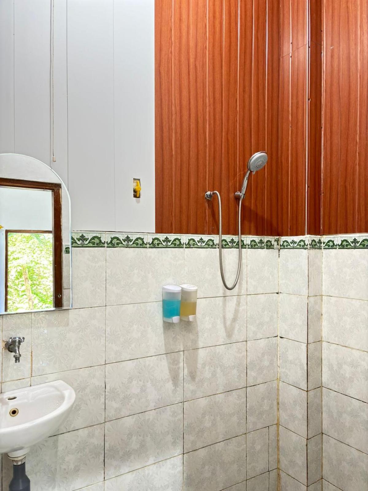 Tarsan Homestay Labuan Bajo Extérieur photo