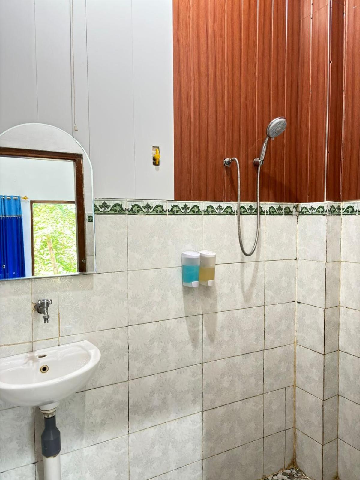 Tarsan Homestay Labuan Bajo Extérieur photo